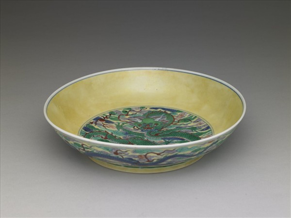 黃地五彩龍紋盤