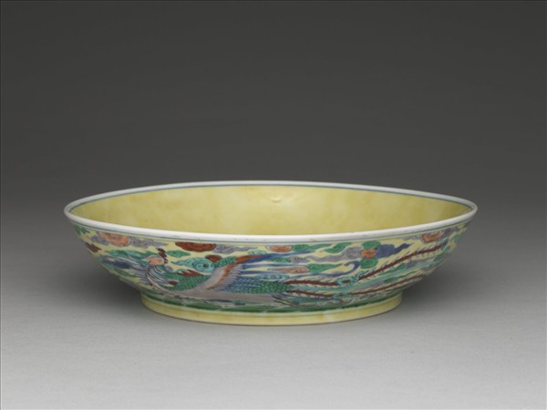 黃地五彩龍紋盤