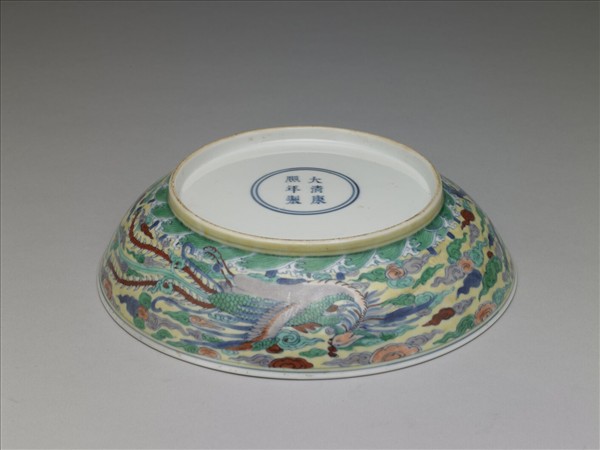 黃地五彩龍紋盤