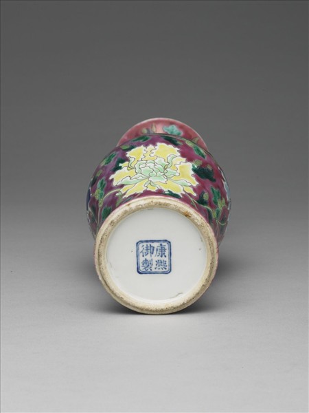 琺瑯彩牡丹紋瓶