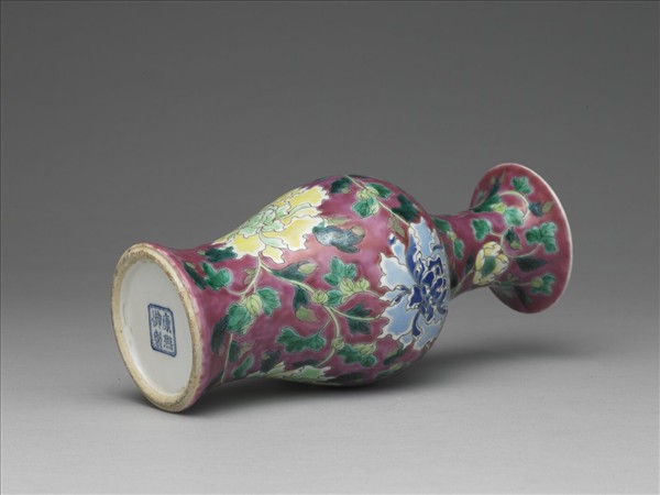 琺瑯彩牡丹紋瓶