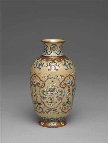 洋彩番蓮觀音瓶