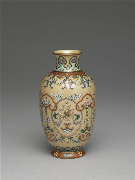 洋彩番蓮觀音瓶