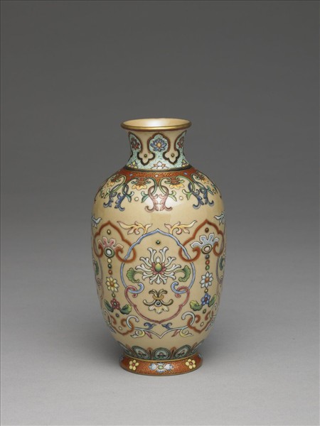 洋彩番蓮觀音瓶