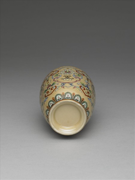 洋彩番蓮觀音瓶