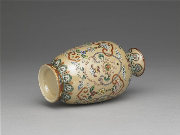 洋彩番蓮觀音瓶