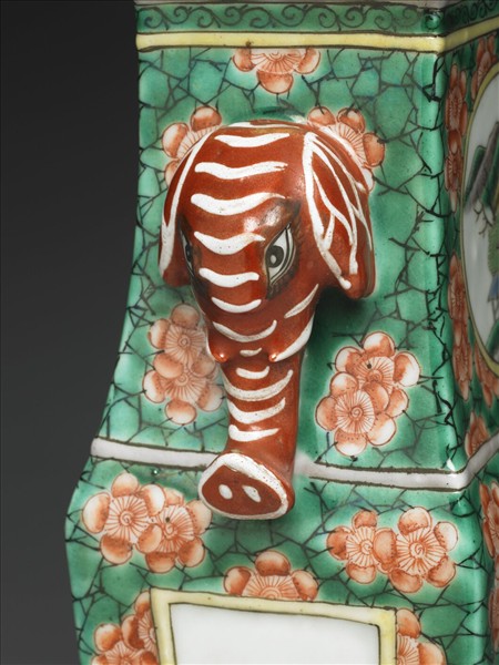 五彩人物象耳方瓶