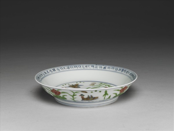 鬥彩蓮塘鴛鴦紋盤