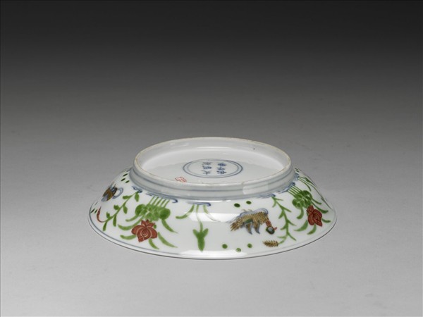 鬥彩蓮塘鴛鴦紋盤