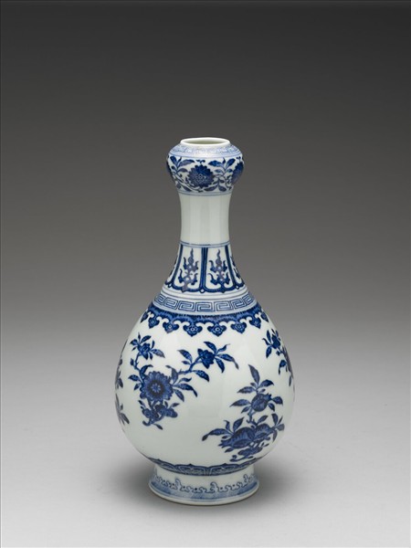 青花花卉紋蒜頭瓶