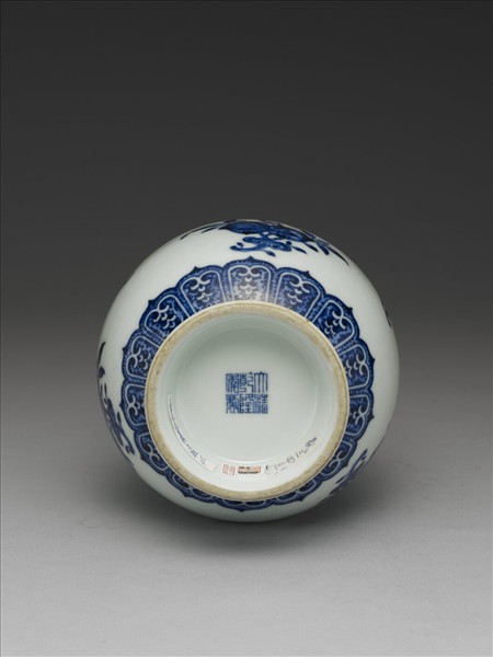 青花花卉紋蒜頭瓶