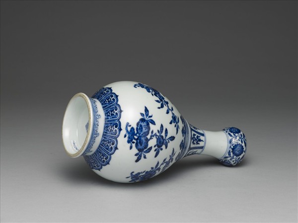 青花花卉紋蒜頭瓶
