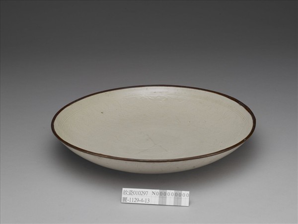 定窯 白瓷印花牡丹雙魚紋盤