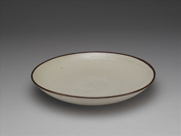 定窯 白瓷印花牡丹雙魚紋盤