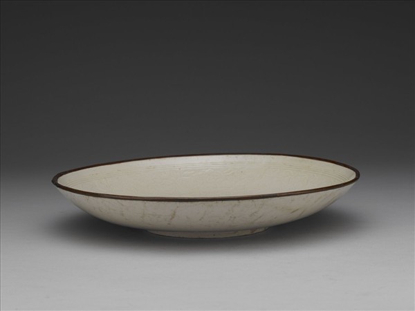 定窯 白瓷印花牡丹雙魚紋盤