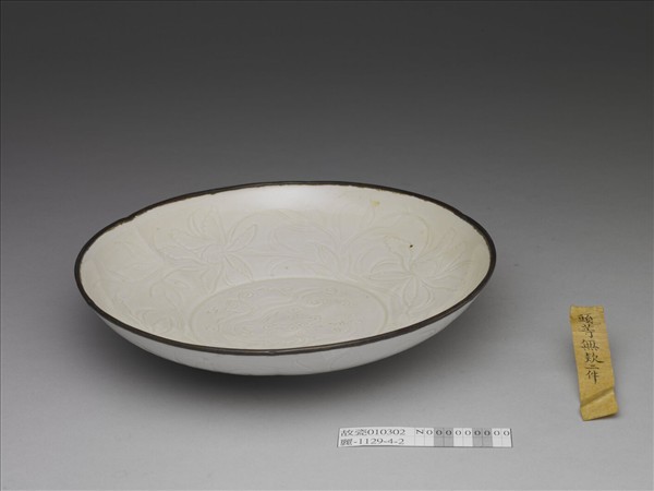 定窯 白瓷劃花牡丹蟠螭紋盤