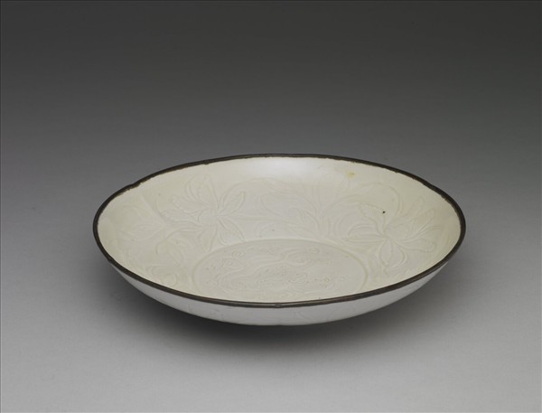 定窯 白瓷劃花牡丹蟠螭紋盤