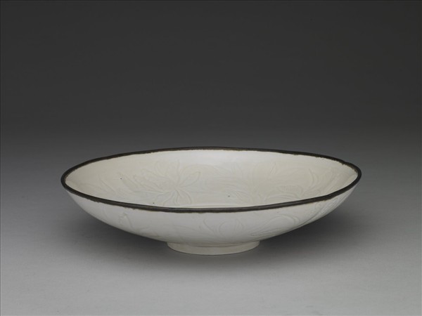 定窯 白瓷劃花牡丹蟠螭紋盤
