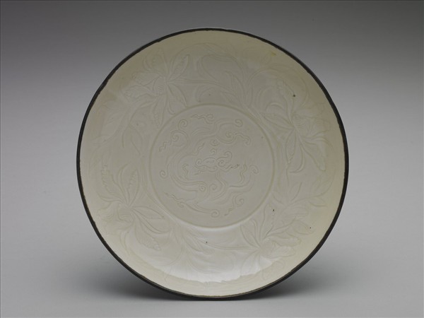 定窯 白瓷劃花牡丹蟠螭紋盤