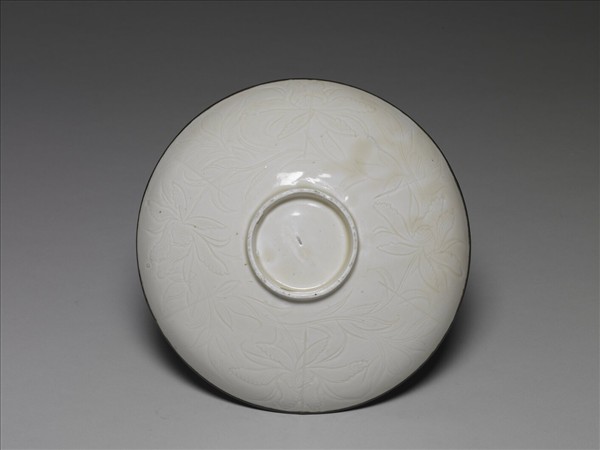 定窯 白瓷劃花牡丹蟠螭紋盤