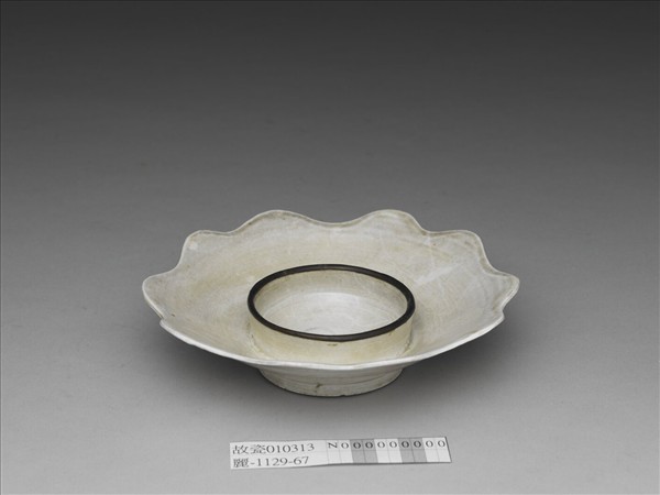 邢窯或定窯 「官」款白瓷花口盞托