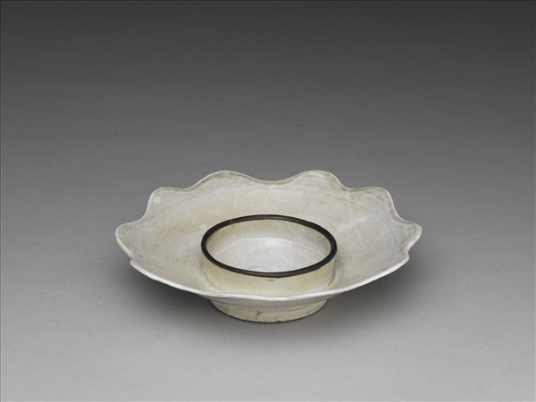 邢窯或定窯 「官」款白瓷花口盞托