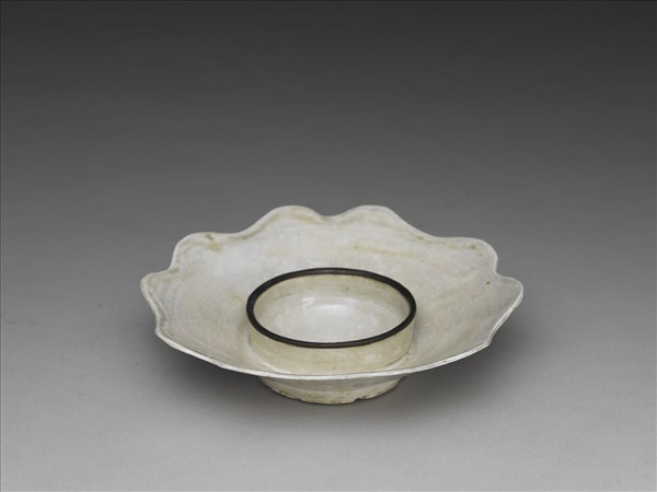 邢窯或定窯 「官」款白瓷花口盞托