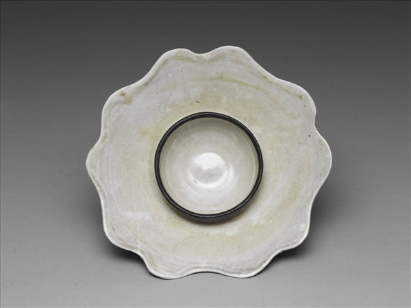 邢窯或定窯 「官」款白瓷花口盞托