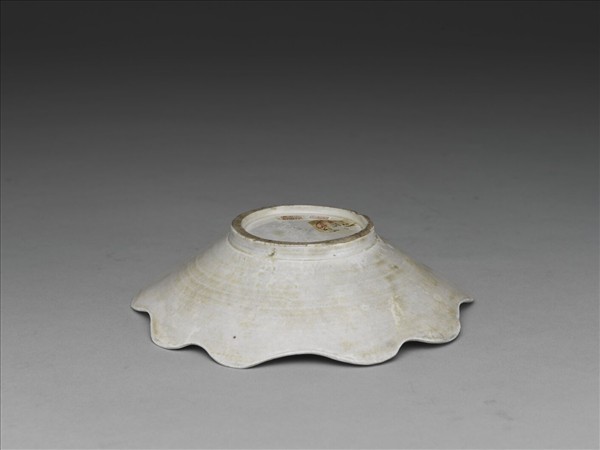 邢窯或定窯 「官」款白瓷花口盞托