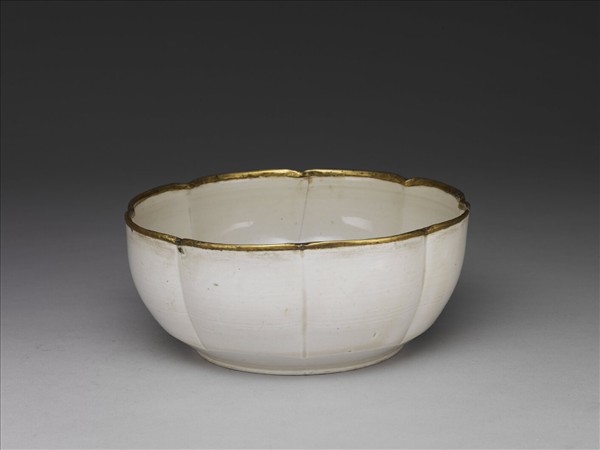 定窯 白瓷劃花蓮荷紋花式碗