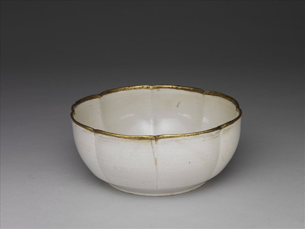 定窯 白瓷劃花蓮荷紋花式碗