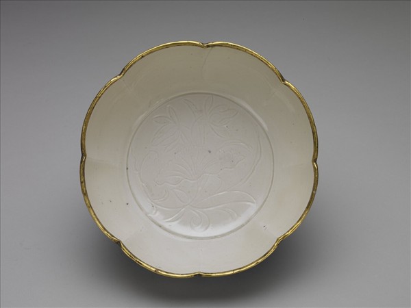 定窯 白瓷劃花蓮荷紋花式碗