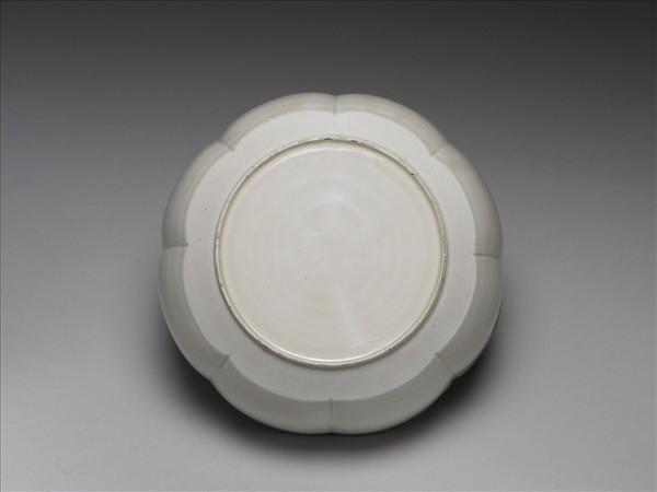 定窯 白瓷劃花蓮荷紋花式碗