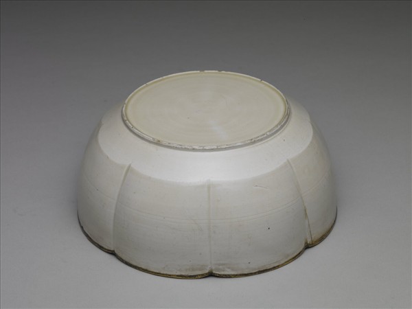 定窯 白瓷劃花蓮荷紋花式碗