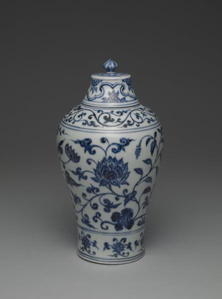 青花番蓮紋帶蓋梅瓶