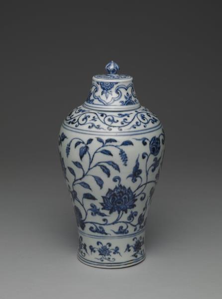 青花番蓮紋帶蓋梅瓶