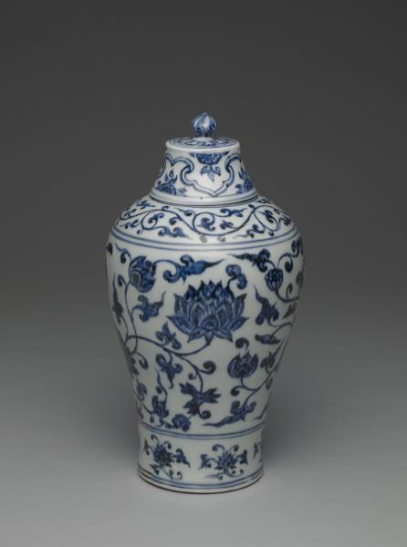 青花番蓮紋帶蓋梅瓶