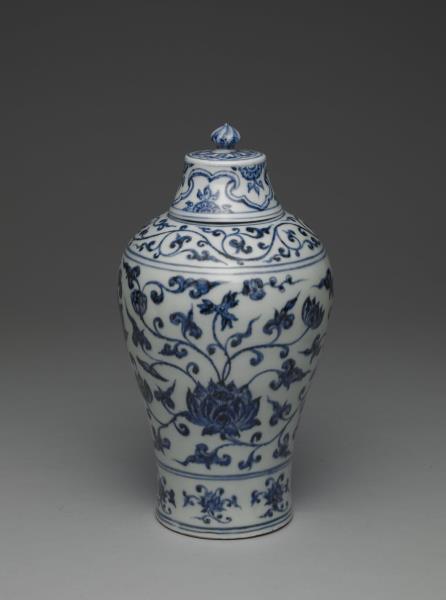 青花番蓮紋帶蓋梅瓶