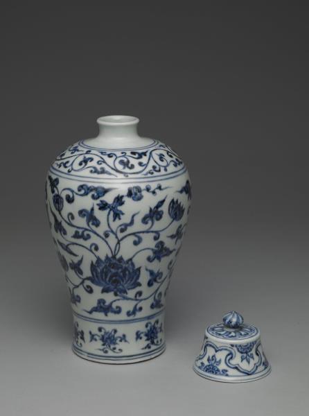 青花番蓮紋帶蓋梅瓶