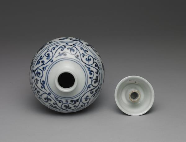 青花番蓮紋帶蓋梅瓶