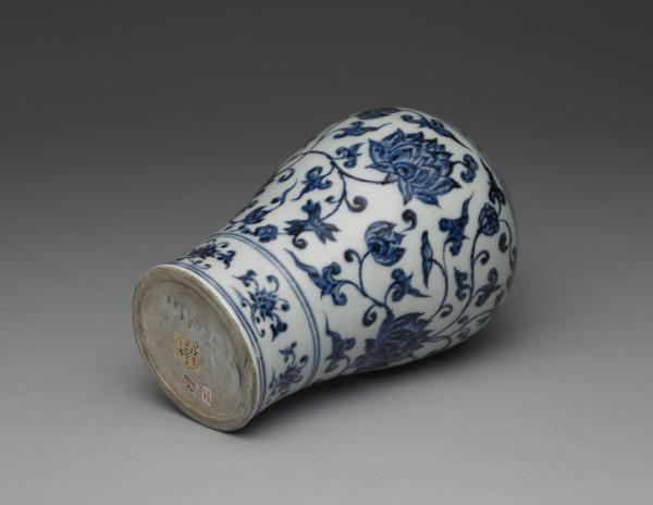 青花番蓮紋帶蓋梅瓶