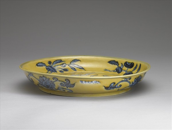 黃地青花花果紋盤