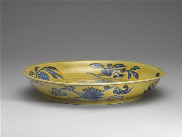 黃地青花花果紋盤