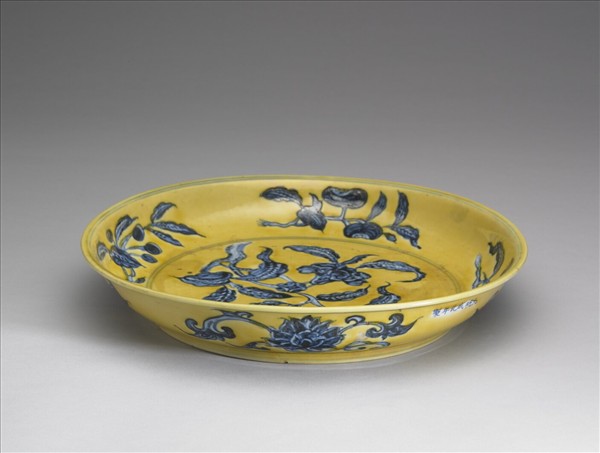 黃地青花花果紋盤