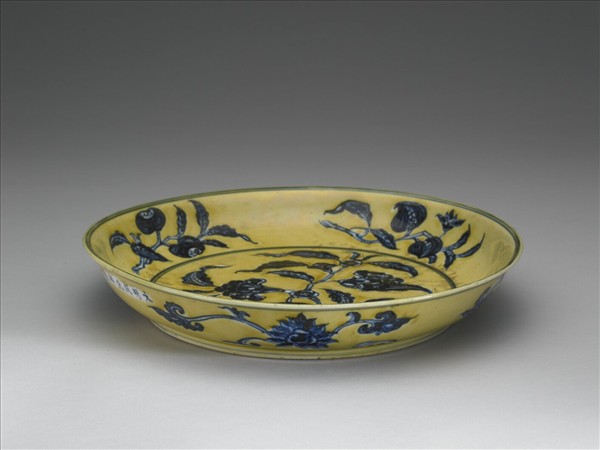 黃地青花花果紋盤
