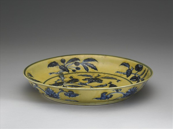 黃地青花花果紋盤