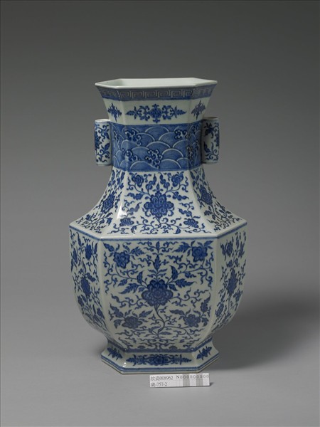 青花番蓮紋貫耳六稜瓶