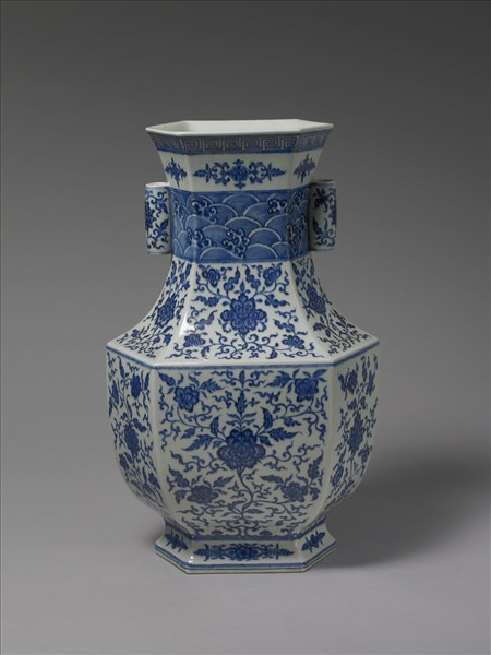 青花番蓮紋貫耳六稜瓶