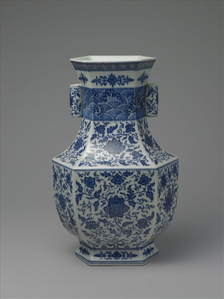 青花番蓮紋貫耳六稜瓶