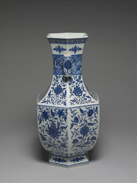 青花番蓮紋貫耳六稜瓶